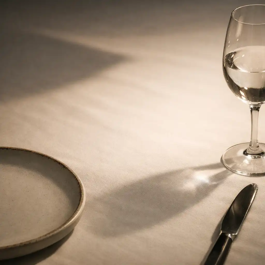 Reflet de lumière douce sur un verre et une table de restaurant